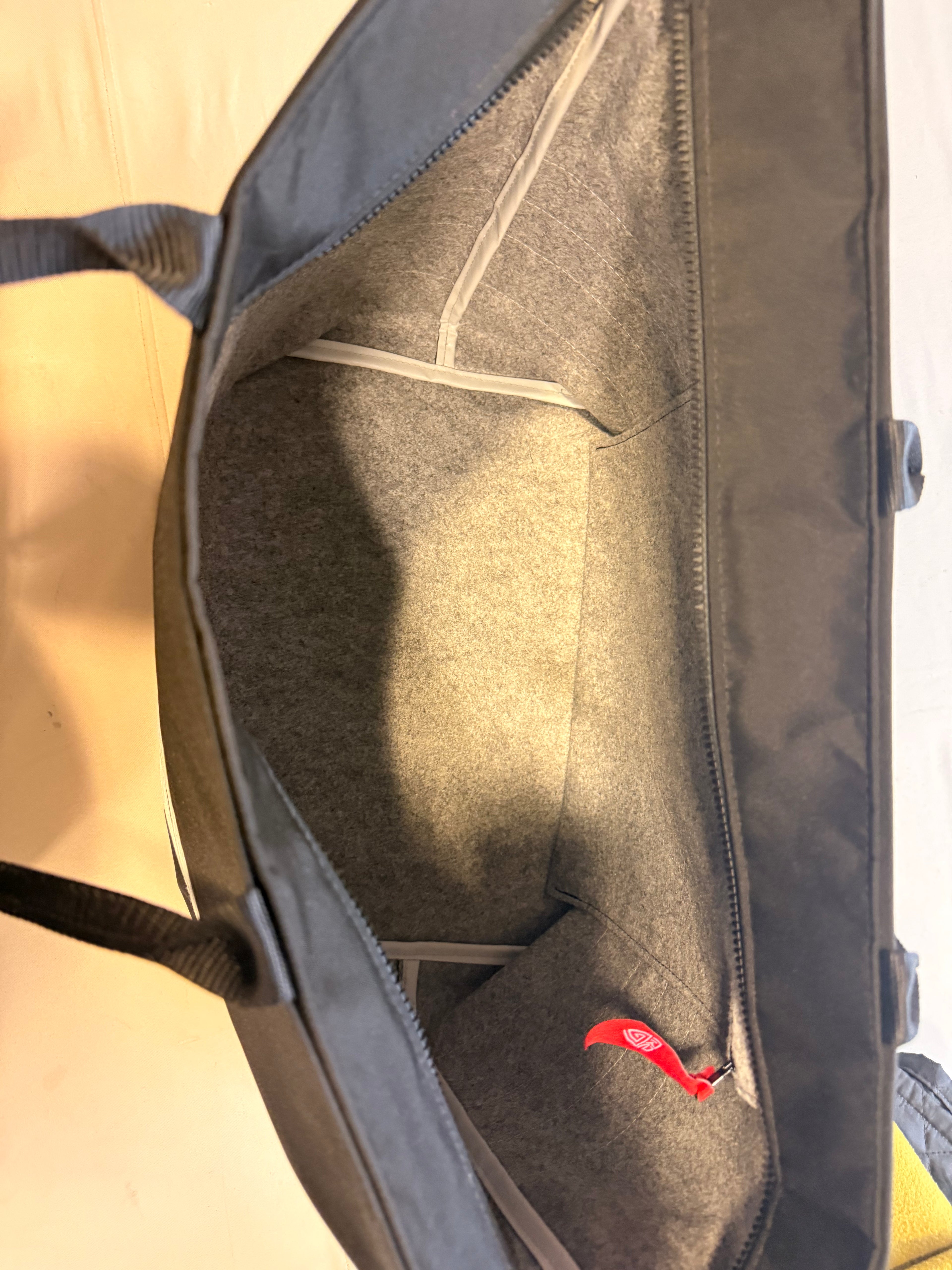 Weekend bag with closingtop and reflex panels