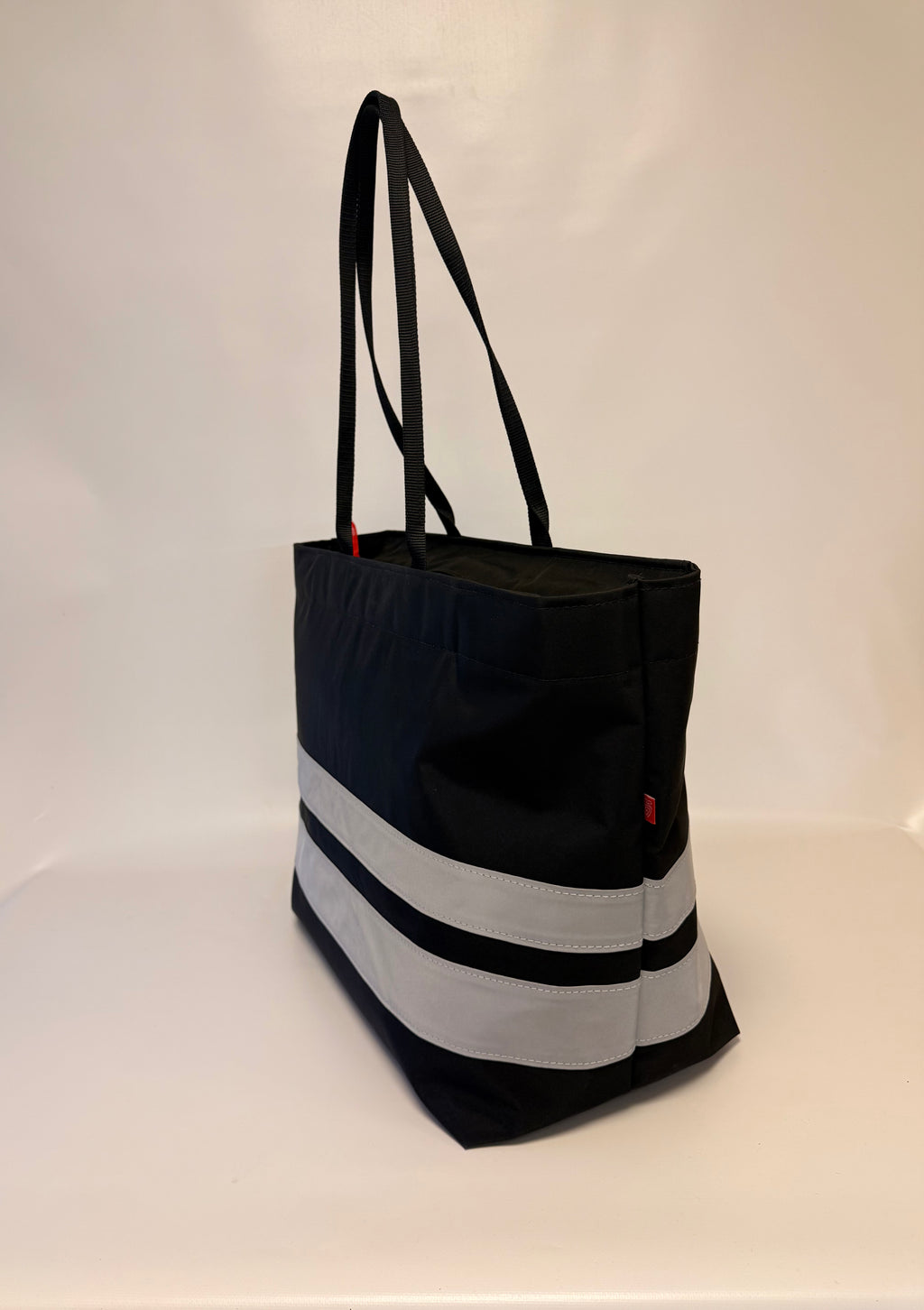 Weekend bag with closingtop and reflex panels
