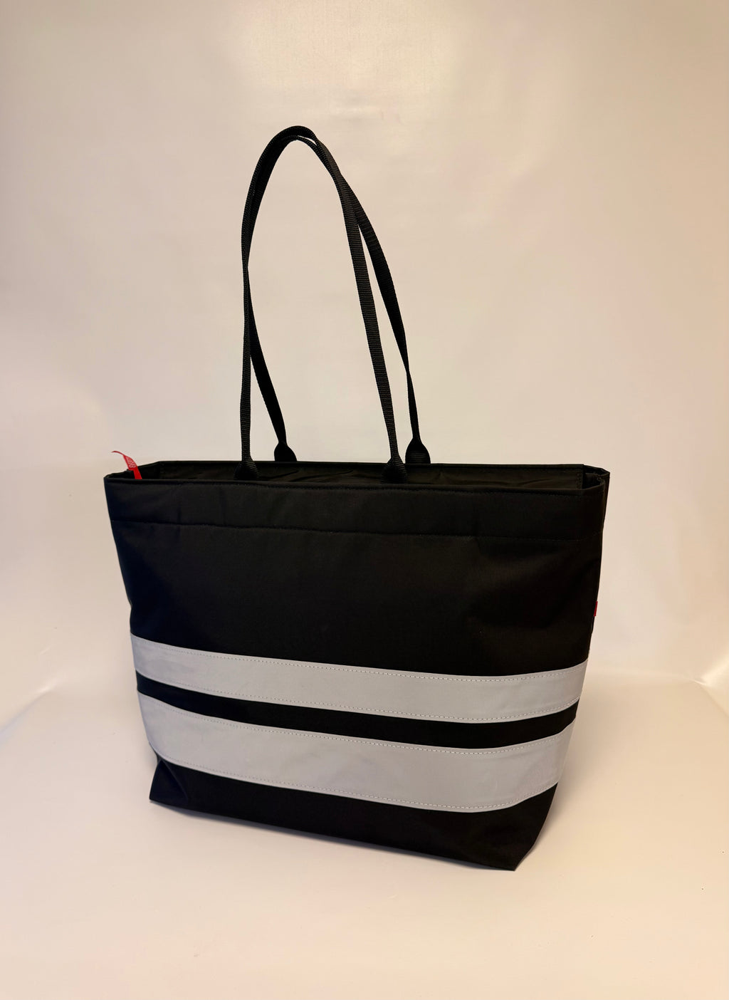 Weekend bag with closingtop and reflex panels