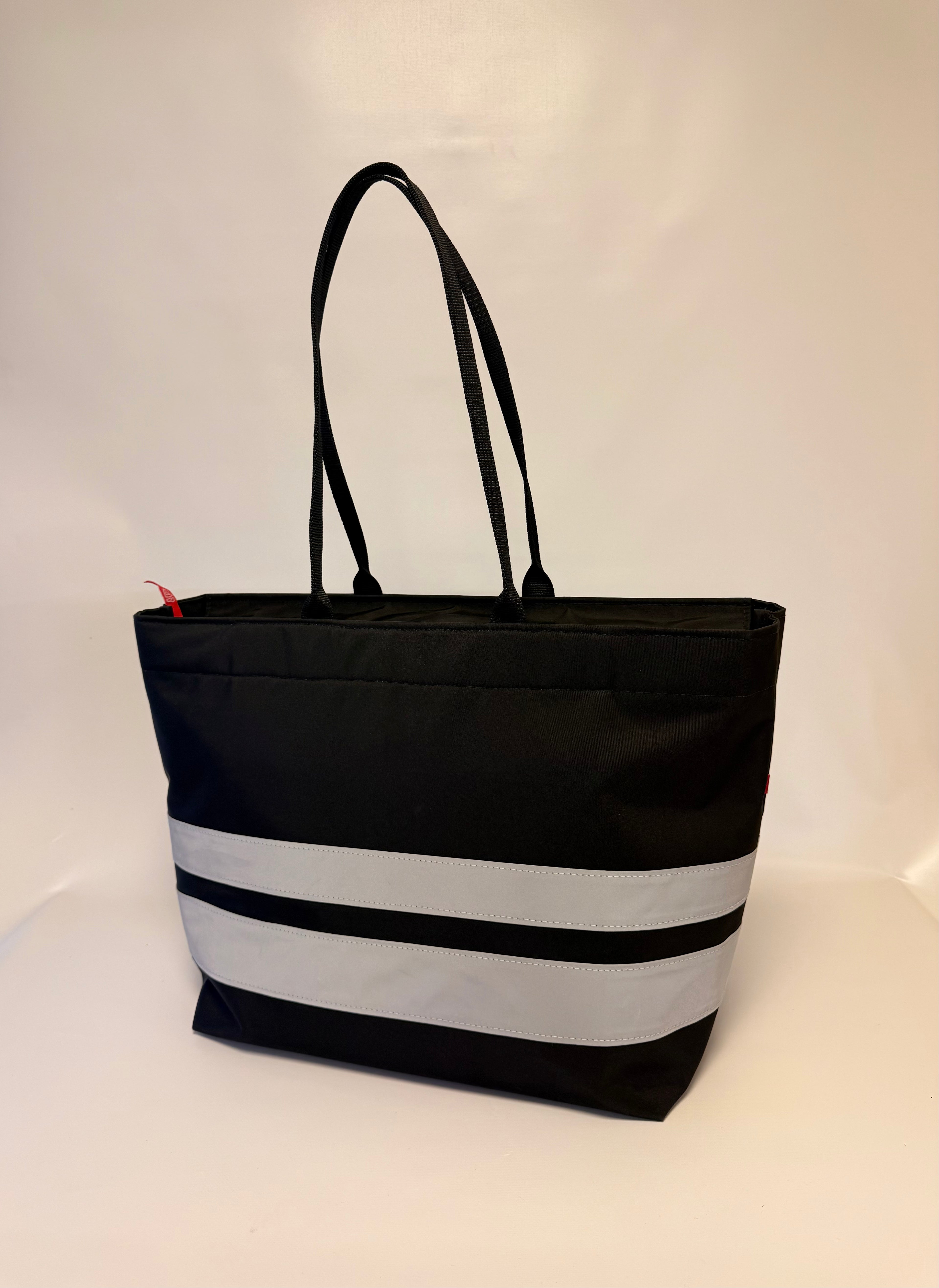 Weekend bag with closingtop and reflex panels