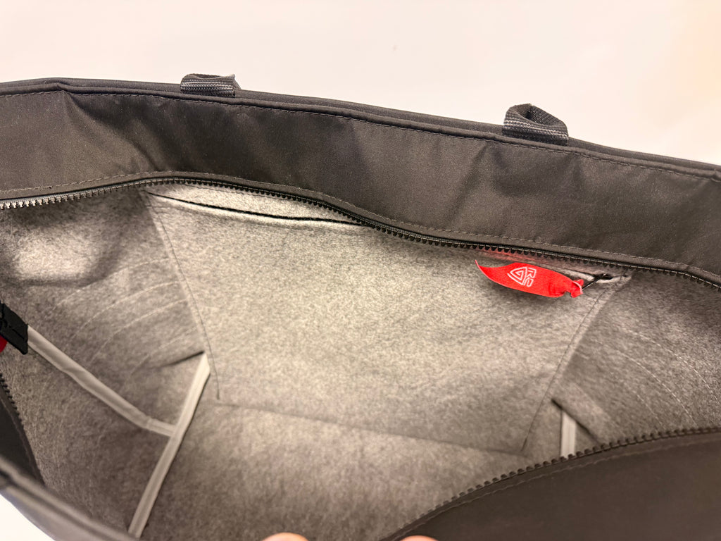 Weekend bag with closingtop and reflex panels