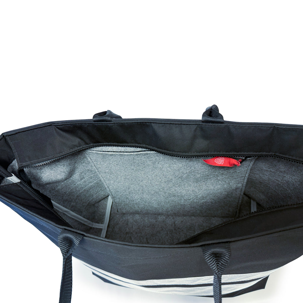 Weekend bag with closingtop and reflex panels