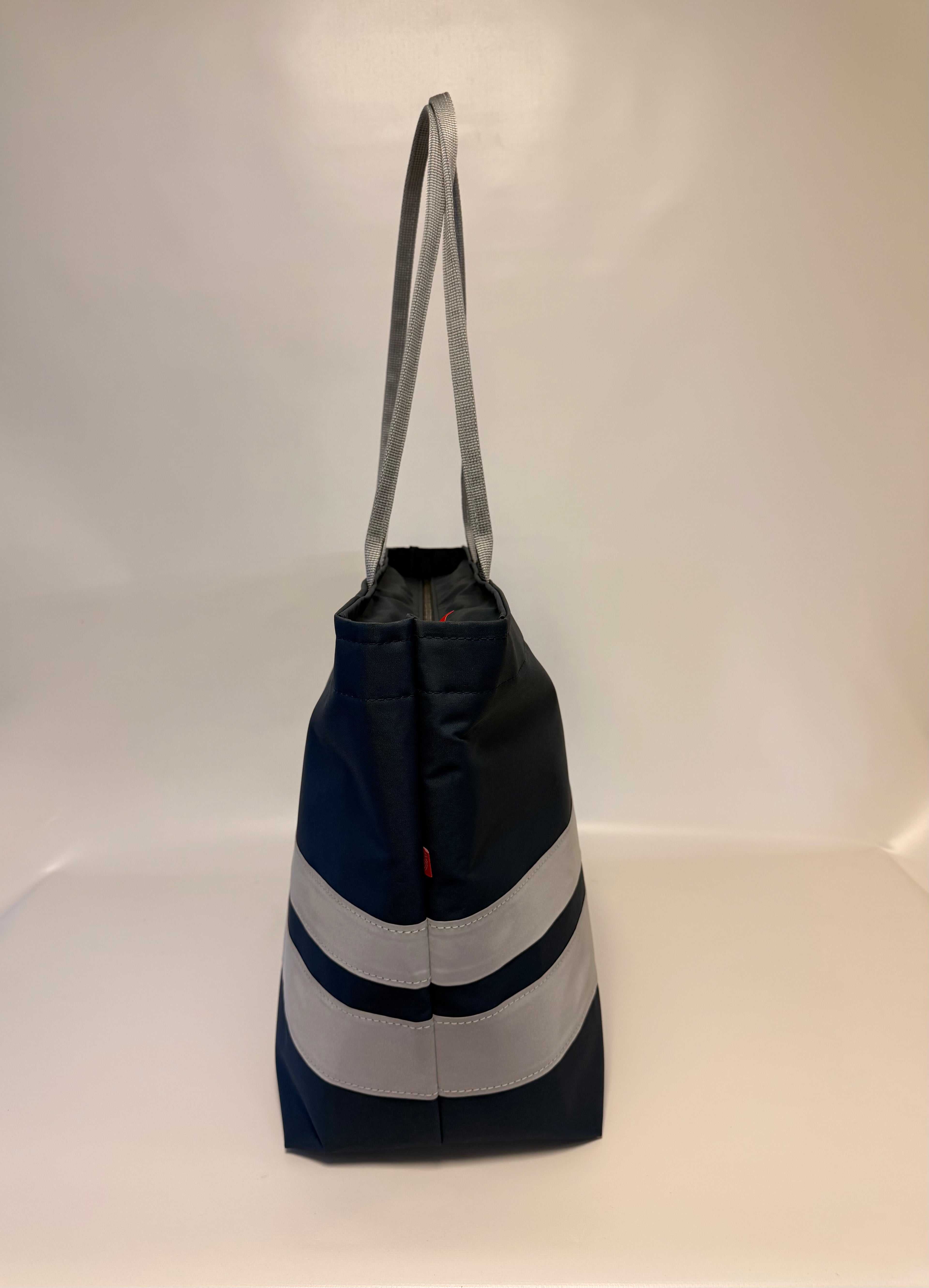 Weekend bag with closingtop and reflex panels