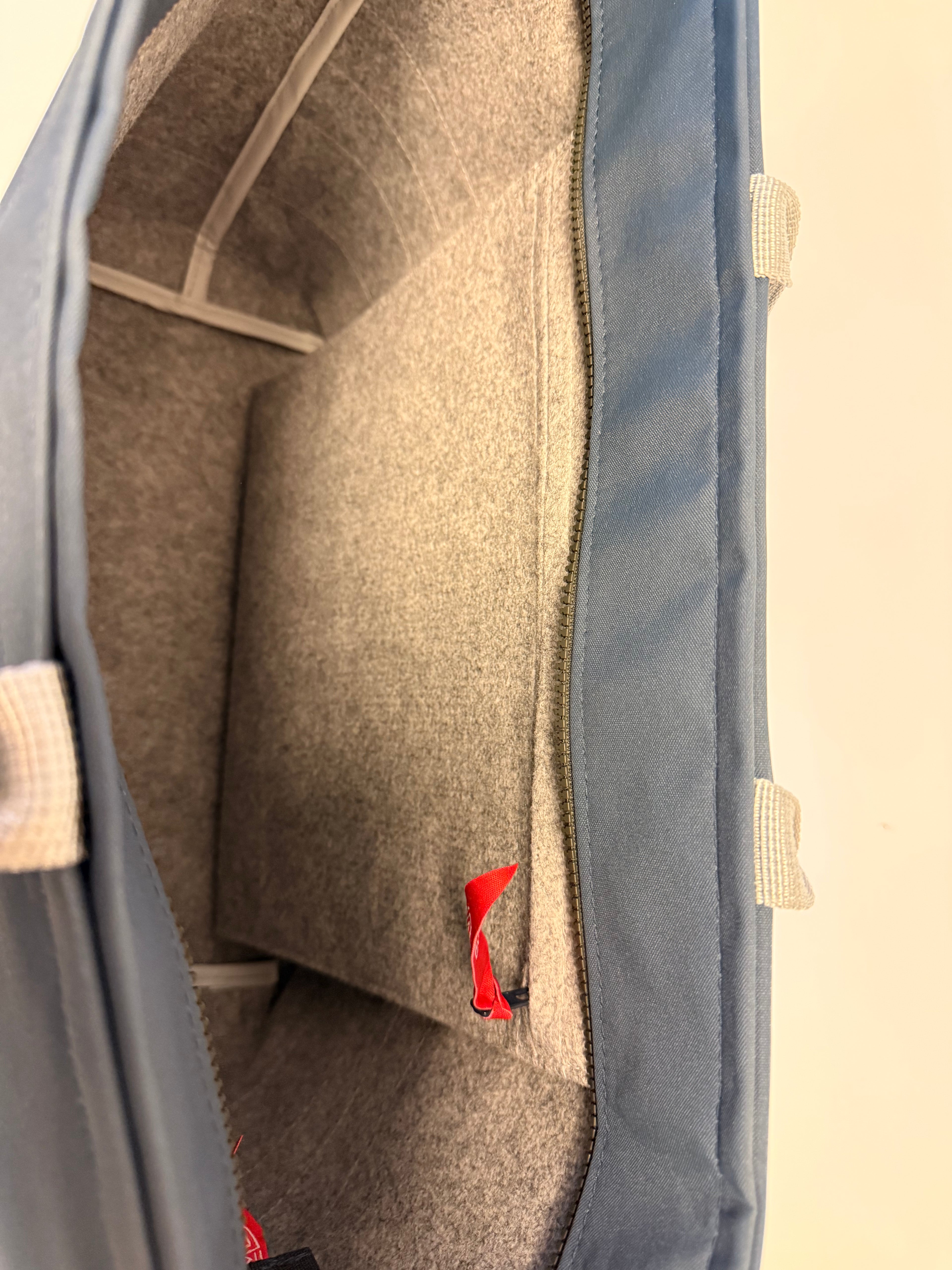 Weekend bag with closingtop and reflex panels
